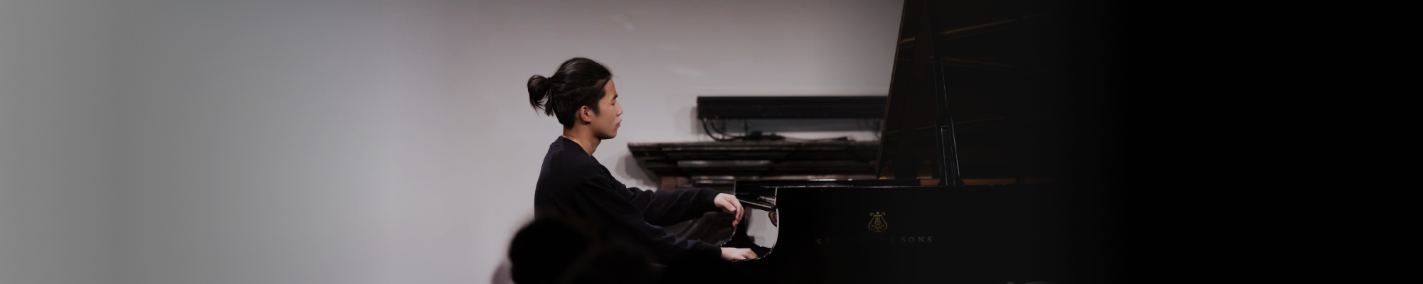 Schedule photo of Pianist Kuan-Wei Chen 鋼琴家陳冠瑋的演奏照片