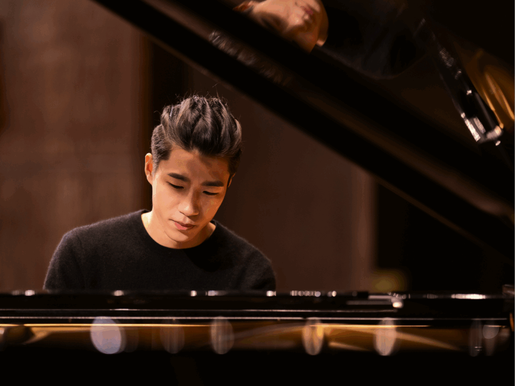 Pianist kuan-wei chen dedicated to piano performance. 專注演奏鋼琴的鋼琴家陳冠瑋
