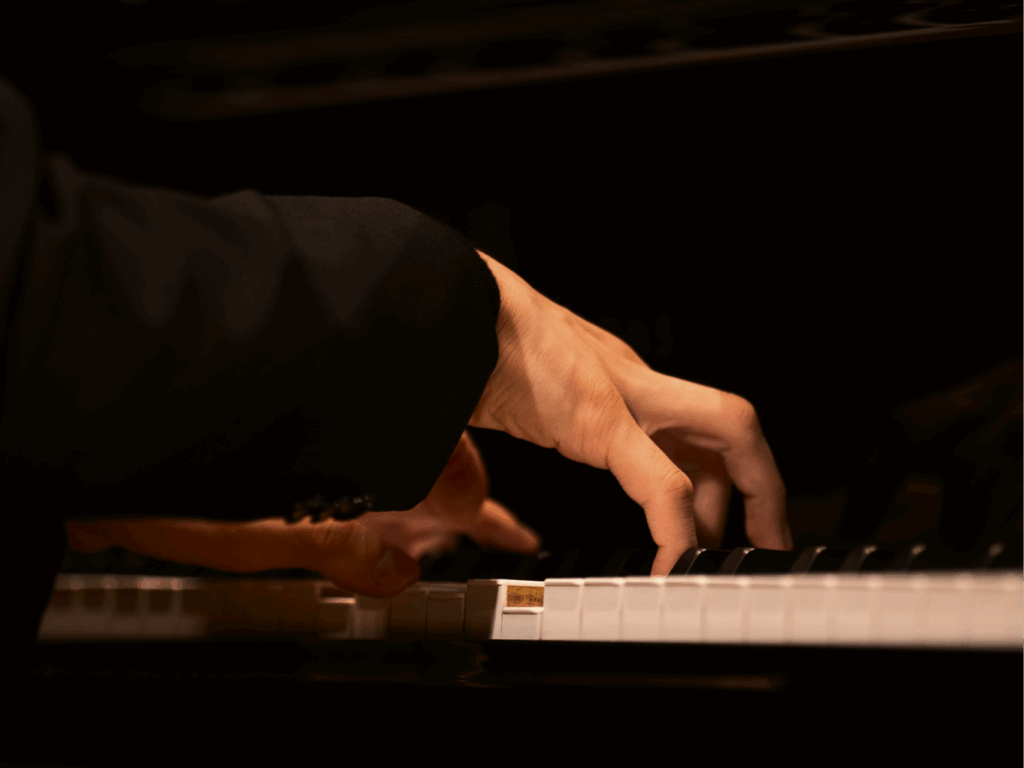 Pianist kuan-wei chen dedicated to piano performance. 專注演奏鋼琴的鋼琴家陳冠瑋