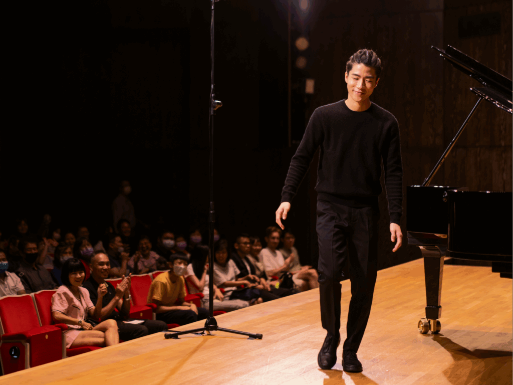 Pianist kuan-wei chen who exudes confidence on stage 台上充滿自信的鋼琴家陳冠瑋