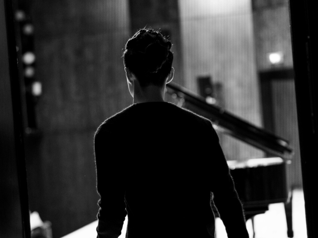 Pianist kuan-wei chen who exudes confidence on stage 台上充滿自信的鋼琴家陳冠瑋