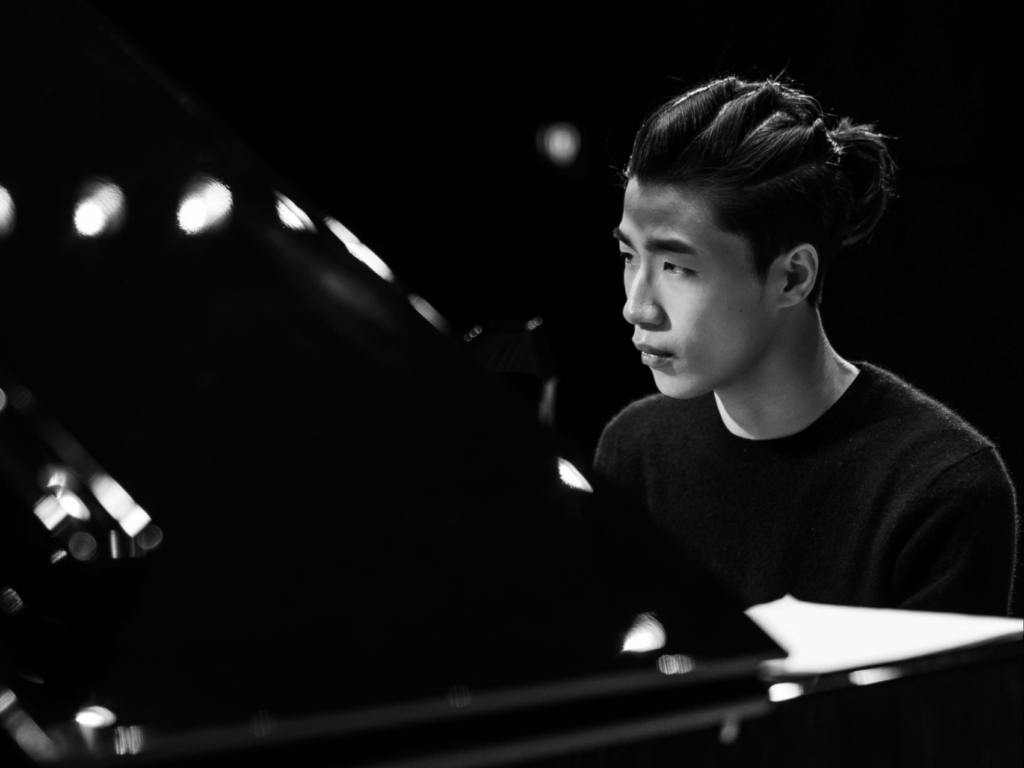 Pianist kuan-wei chen dedicated to piano performance. 專注演奏鋼琴的鋼琴家陳冠瑋