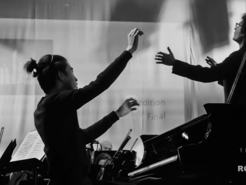 Pianist kuan-wei chen dedicated to piano performance. 專注演奏鋼琴的鋼琴家陳冠瑋