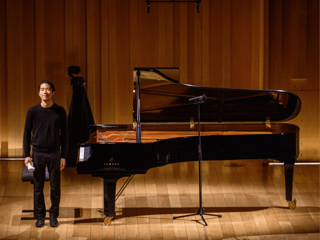 Pianist kuan-wei chen dedicated to piano performance. 專注演奏鋼琴的鋼琴家陳冠瑋