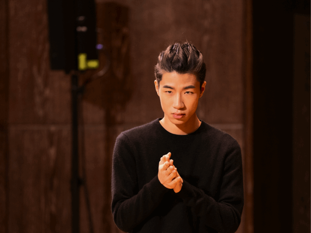 Pianist kuan-wei chen dedicated to piano performance. 專注演奏鋼琴的鋼琴家陳冠瑋