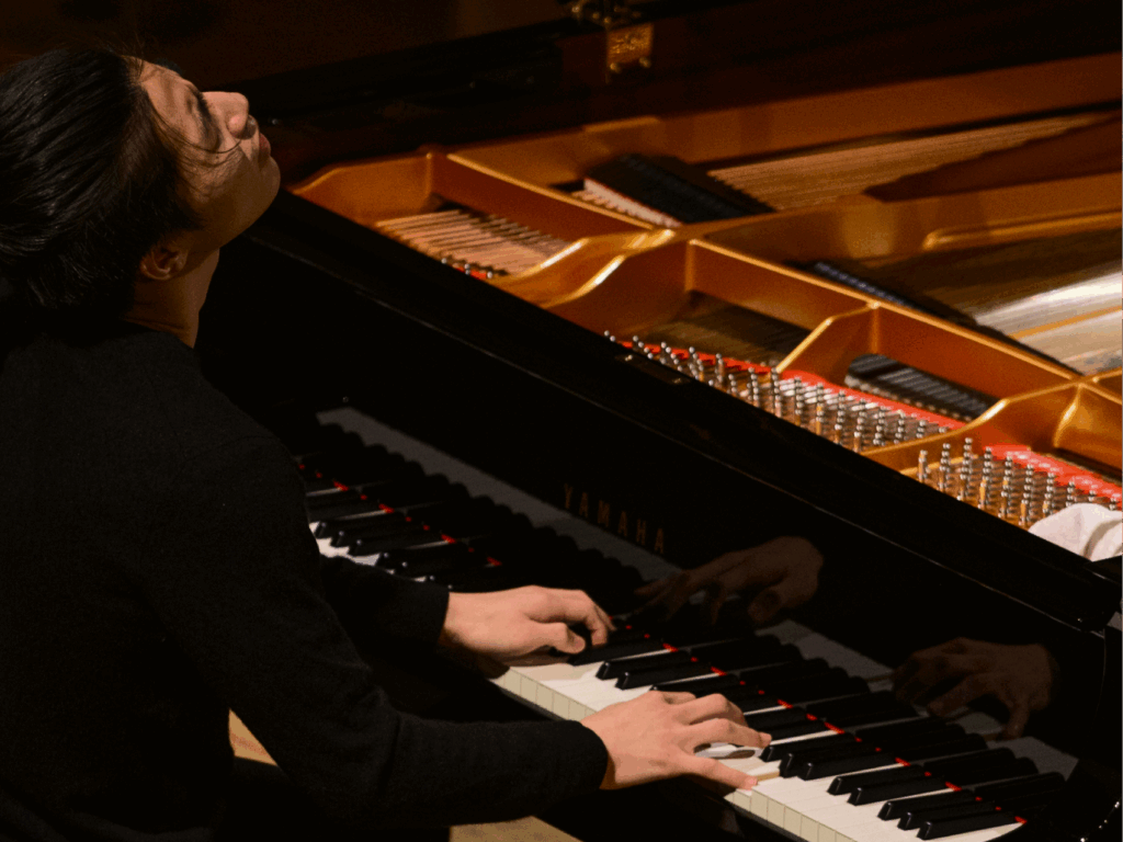 Pianist kuan-wei chen dedicated to piano performance. 專注演奏鋼琴的鋼琴家陳冠瑋