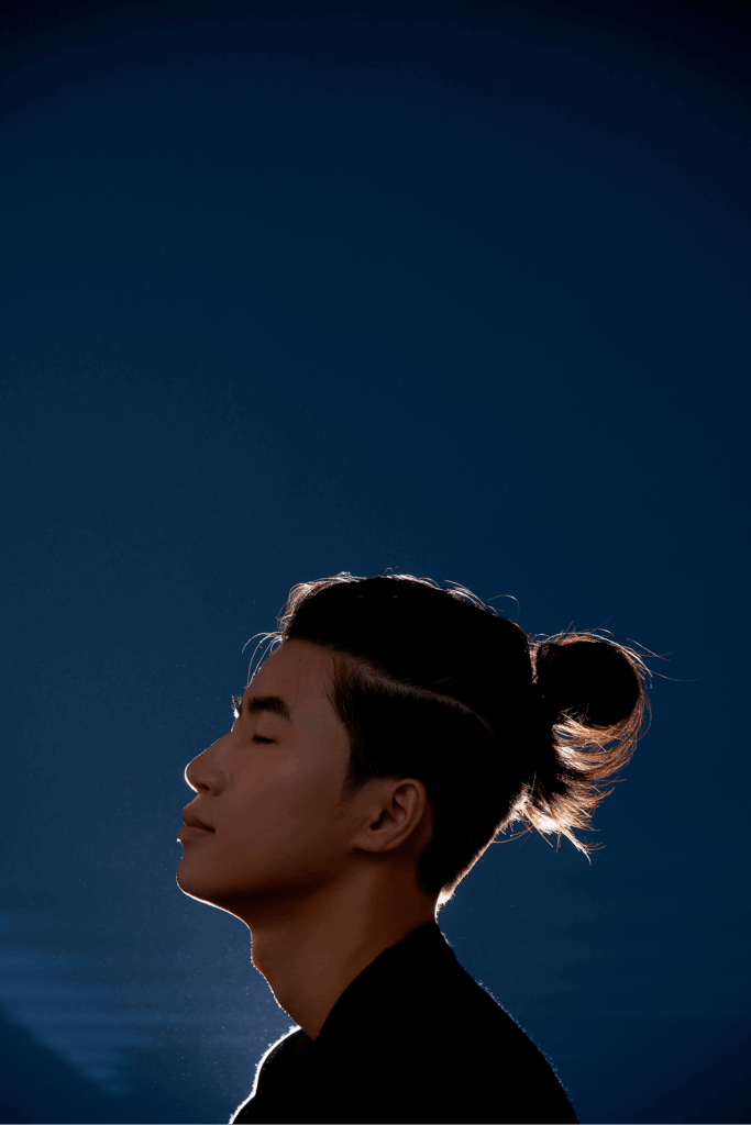 Pianist kuan-wei chen dedicated to piano performance. 專注演奏鋼琴的鋼琴家陳冠瑋