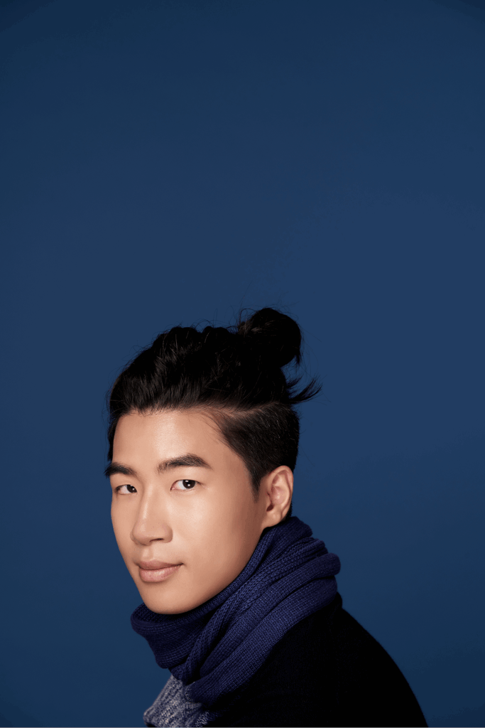 Pianist kuan-wei chen dedicated to piano performance. 專注演奏鋼琴的鋼琴家陳冠瑋