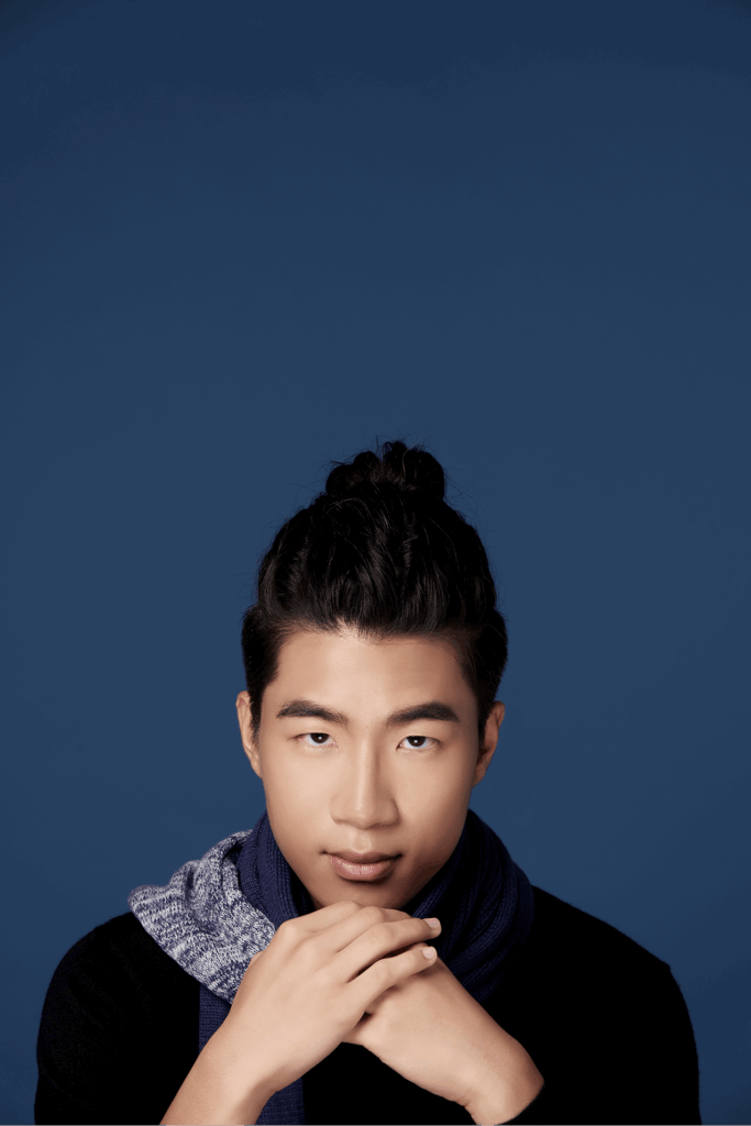 Pianist kuan-wei chen dedicated to piano performance. 專注演奏鋼琴的鋼琴家陳冠瑋